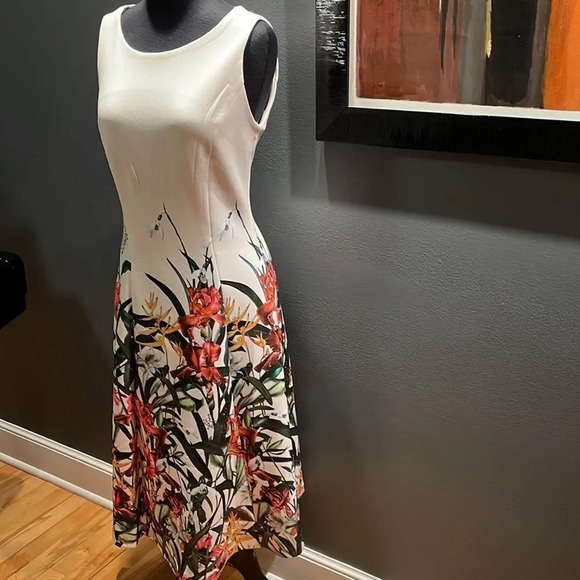 T Tahari fit and flare princess seam scuba fabric sleeveless floral print midi - Picture 4 of 9